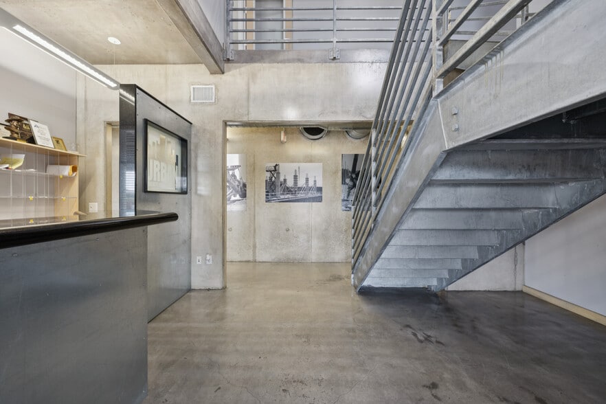 More Photos Of 24114 Blanco Rd, San Antonio Light Distribution For Sale