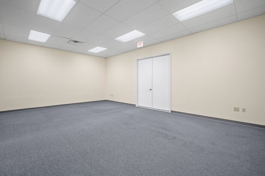 More Photos Of 5500 NW Johnston Dr, Johnston Flex For Lease