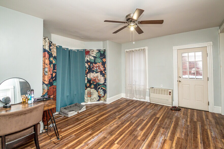 More Photos Of 12 Middle St, Lancaster Flex For Sale