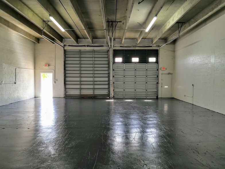 More Photos Of 5923 Anglers Ave, Fort Lauderdale Warehouse For Lease