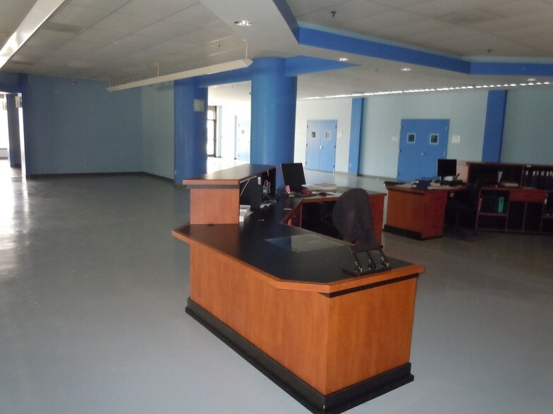 More Photos Of 3777 Winchester Rd, Memphis Showroom For Lease