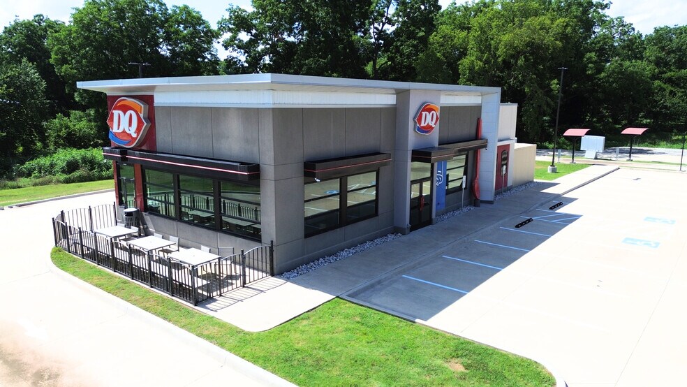 Primary Photo Of 901 E Main St, Tishomingo Fast Food For Lease