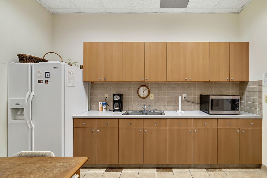 More Photos Of 4229 Lafayette Center Dr, Chantilly Business Park For Lease