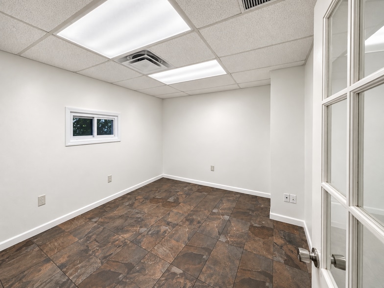 More Photos Of 1101-1111 Old Griffin Rd, Dania Distribution For Lease