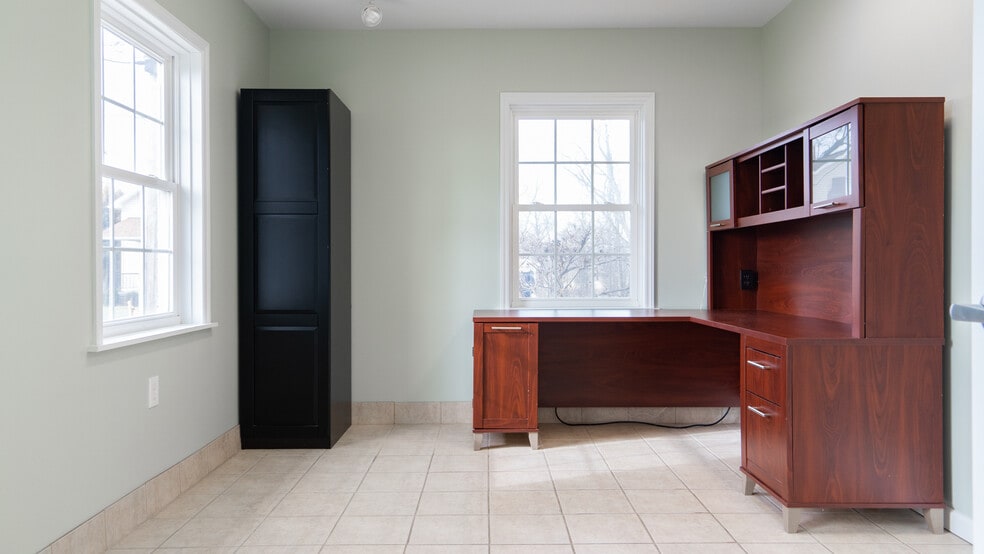 More Photos Of 218 Oak St, Grove City Office For Lease