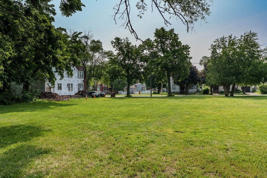 More Photos Of 415 N 3rd St, Rockford Light Distribution For Lease