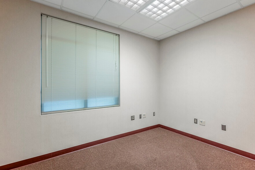 More Photos Of 820 S Illinois Ave, Republic Medical For Sale