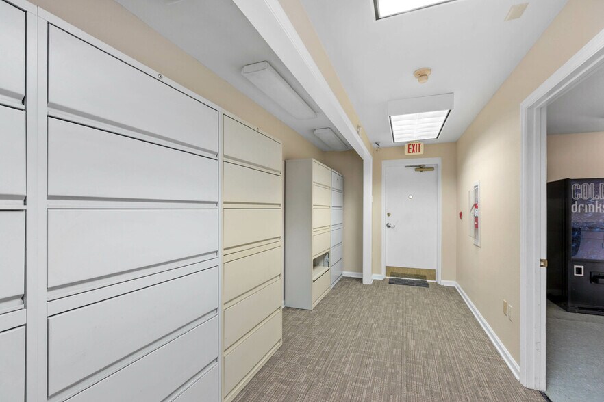 More Photos Of 1997 Capital Cir NE, Tallahassee Bank For Lease