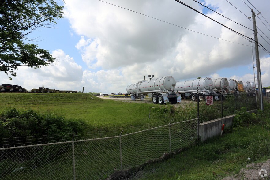 More Photos Of 11334 Beaumont Hwy, Houston Land For Lease