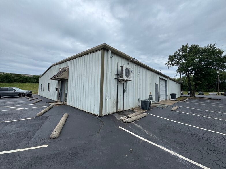 More Photos Of 6547 E Skelly Dr, Tulsa Unknown For Lease