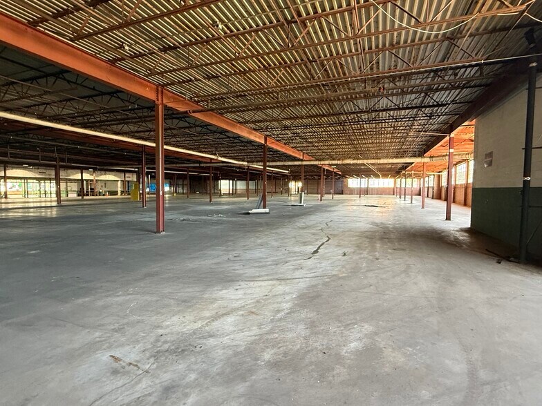 More Photos Of 301 W 3rd St, Sterling Manufacturing For Lease