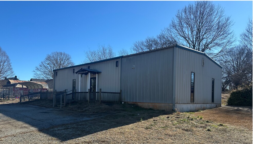 Primary Photo Of 120 Gibbs Rd, Wellford Daycare Center For Sale