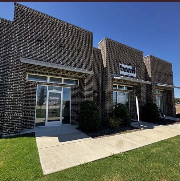 More Photos Of 315 Laurence Dr, Heath Freestanding For Lease