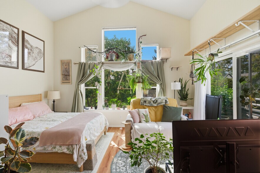 More Photos Of 13310 Greenwood Ave N, Seattle Apartments For Sale