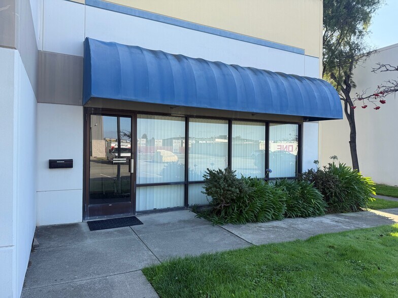 More Photos Of 4723 Tidewater Ave, Oakland Showroom For Lease