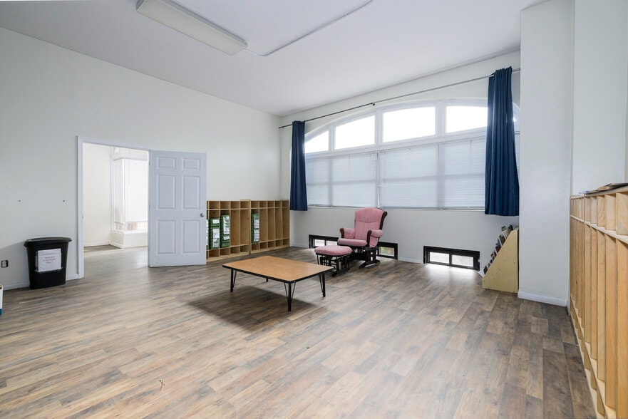 More Photos Of 5001 Pernod Ave, Saint Louis Flex For Sale