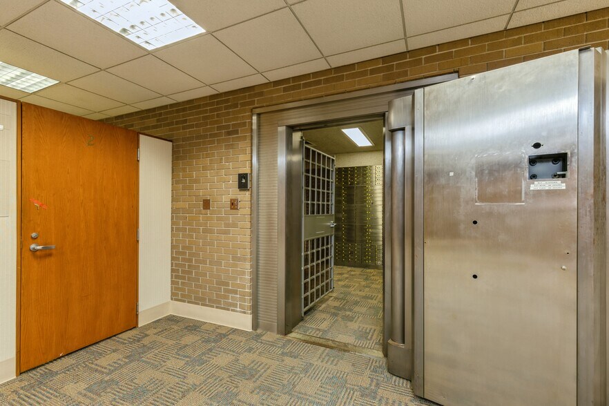 More Photos Of 4505 Douglas Ave, Des Moines General Retail For Sale