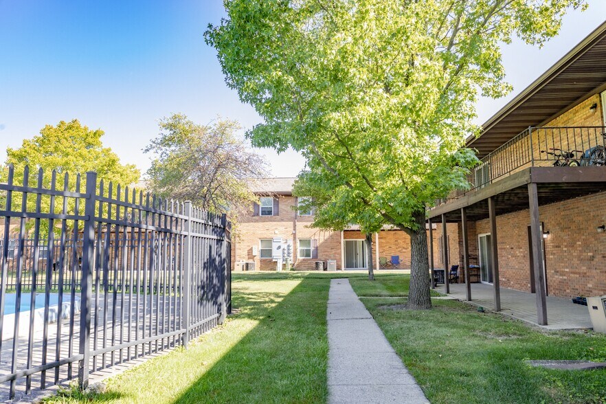 More Photos Of 2111 W Frederick Dr, Marion Apartments For Sale