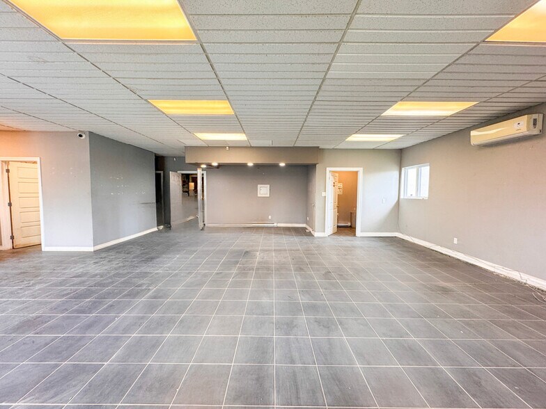 More Photos Of 511 Ferdinand Blvd, Dieppe Showroom For Lease