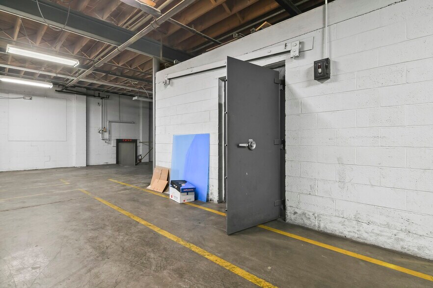 More Photos Of 901 N MacArthur Blvd, Springfield Warehouse For Lease