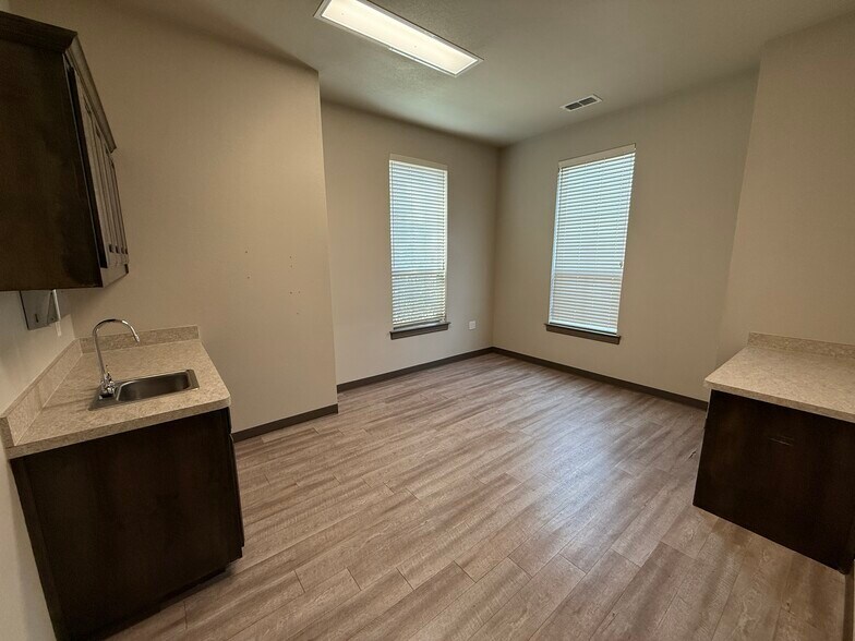 More Photos Of 802 N Bonnie Brae St, Denton Medical For Lease