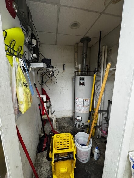 More Photos Of 6300 W 79th St, Burbank Fast Food For Lease