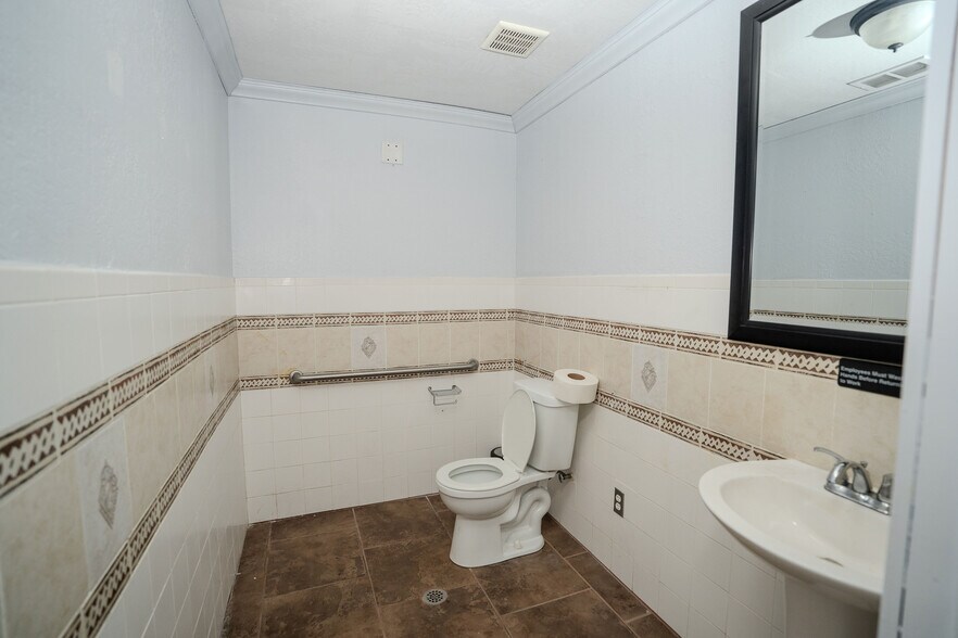 More Photos Of 5995 N Courtenay Pky, Merritt Island Light Manufacturing For Sale