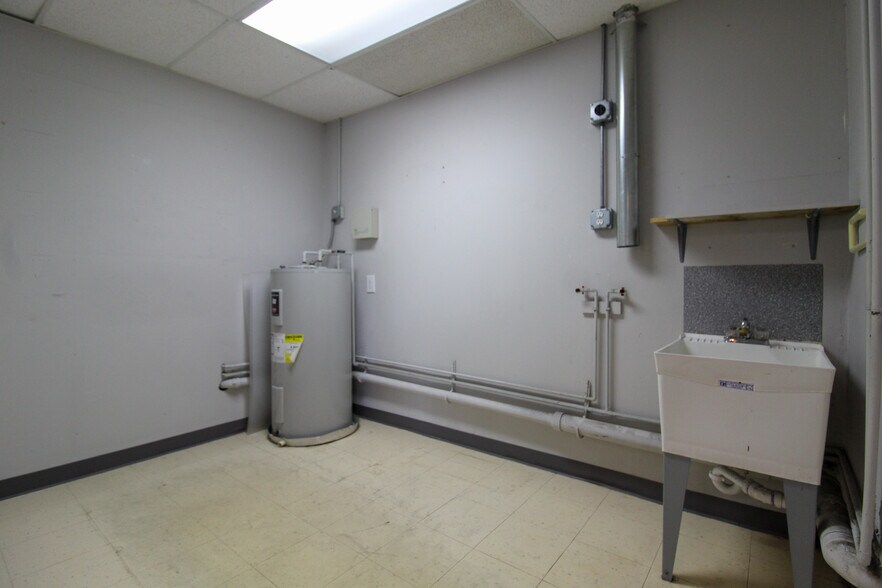 More Photos Of 30958-30960 Ford Rd, Garden City Storefront For Lease