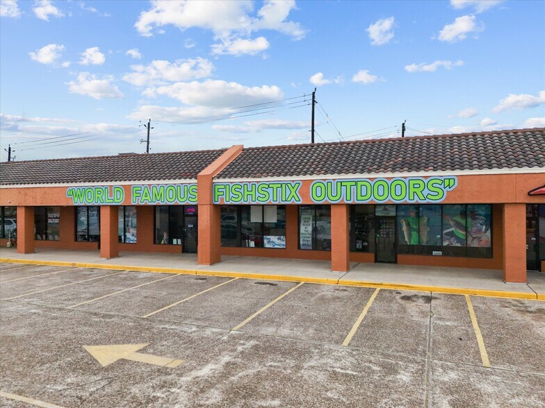 More Photos Of 12408 Highway 6, Santa Fe Freestanding For Lease