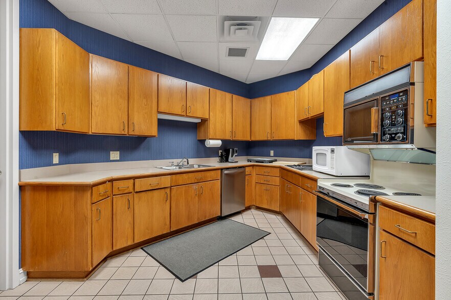 More Photos Of 400 W Houston St, Marshall Office For Sale