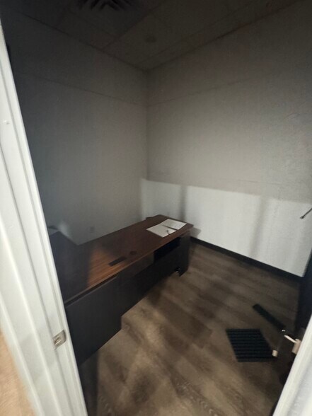 More Photos Of 300 W Broadway St, Prosper Warehouse For Lease