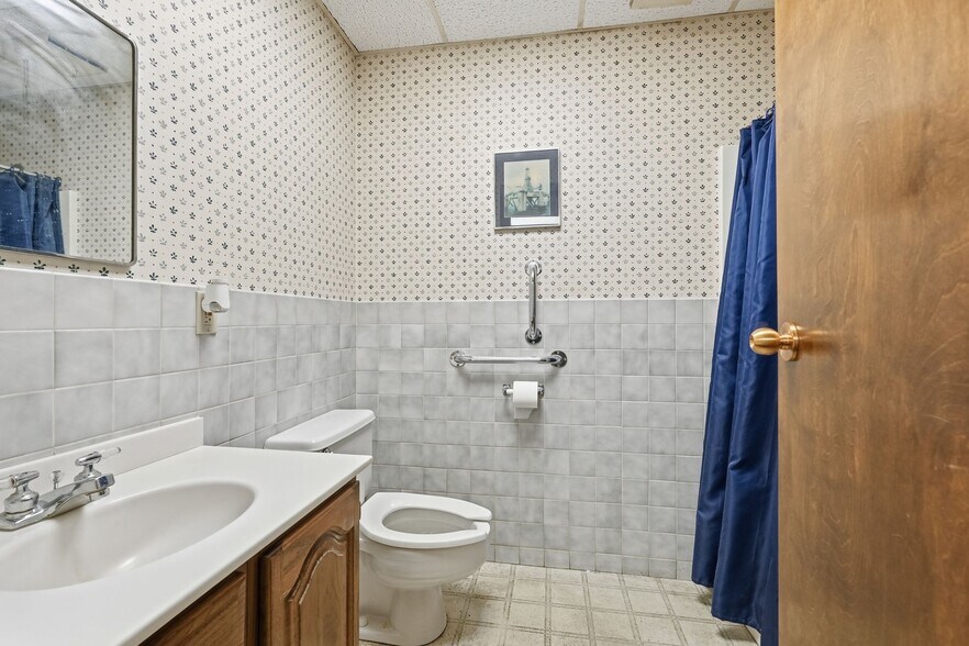 More Photos Of 665 Amherst Rd, Sunderland Research And Development For Sale
