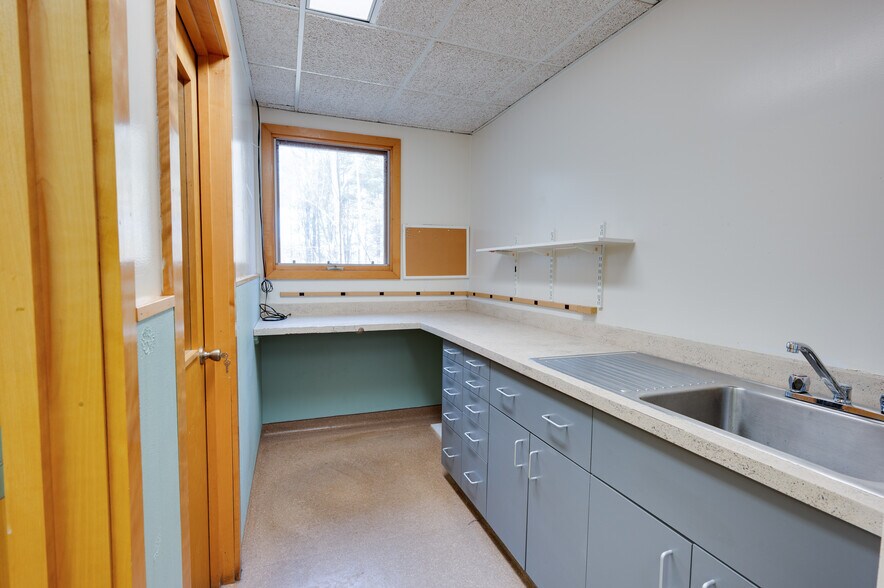 More Photos Of 154 Sturbridge Rd, Charlton Veterinarian Kennel For Lease