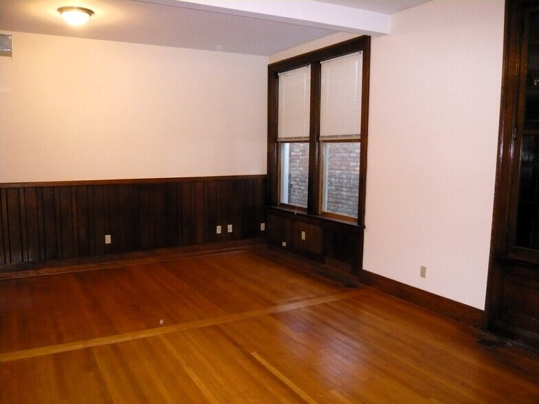 More Photos Of 25-27 N Washington St, Ypsilanti General Retail For Sale