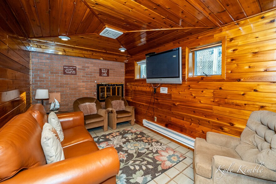 More Photos Of 104 W Houghton Lake Dr, Prudenville Hotel For Sale