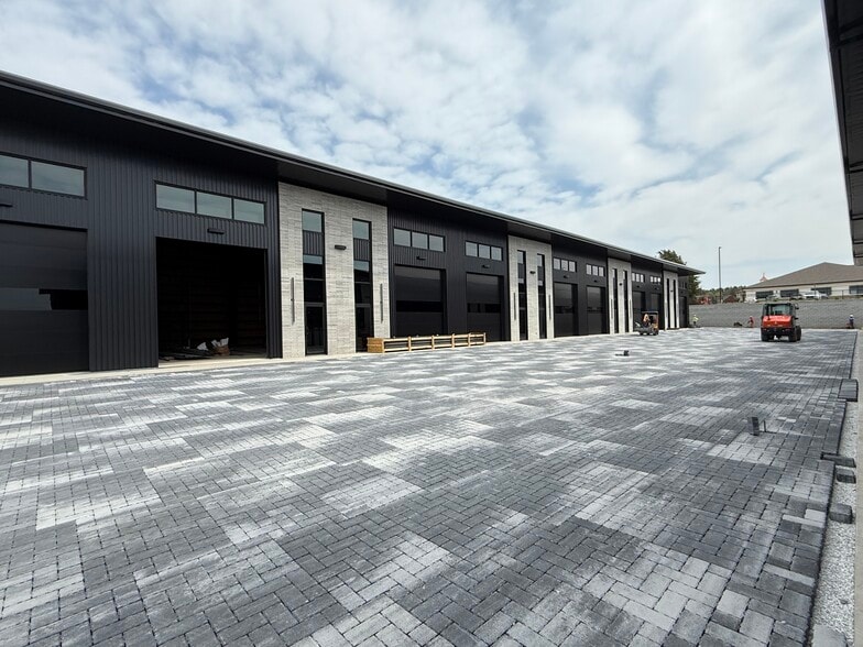 More Photos Of 2105 S 31st St, Rogers Showroom For Sale