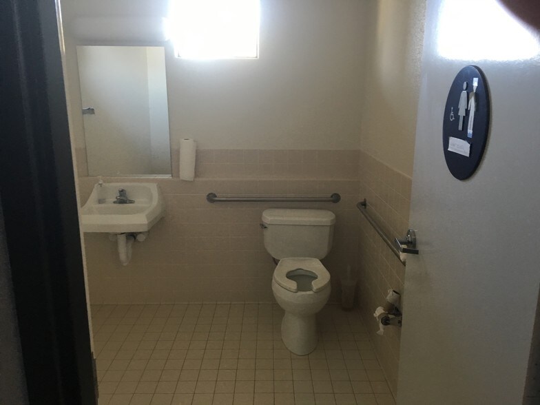 More Photos Of 650 San Benito St, Hollister Freestanding For Lease