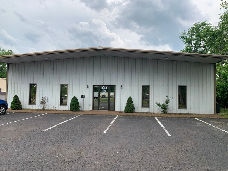 More Photos Of 215 James St, Gallatin Light Distribution For Lease