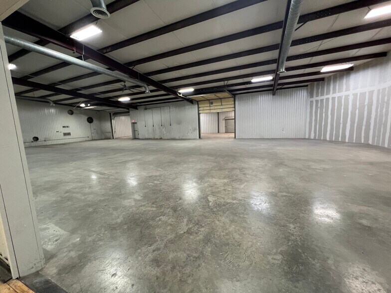 More Photos Of 10100 Hicks Field Rd, Fort Worth Warehouse For Lease