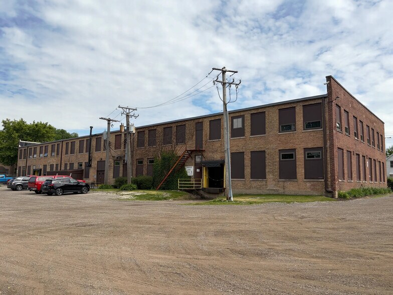 More Photos Of 932 E Benton St, Aurora Warehouse For Lease