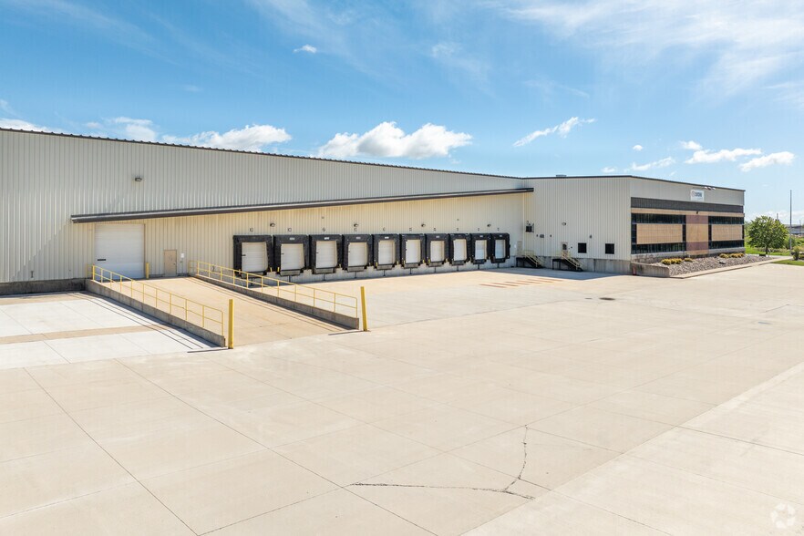 More Photos Of 1381 Partnership Dr, Ashwaubenon Warehouse For Lease