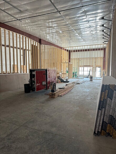 More Photos Of 70 Stonehill Rd, Oswego Warehouse For Lease