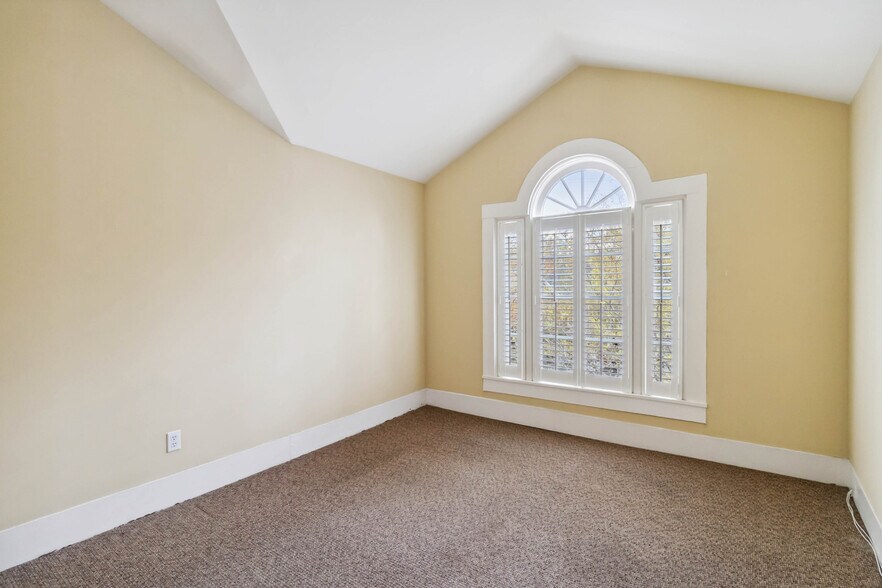 More Photos Of 239 N Broadway, Lexington Office Residential For Sale