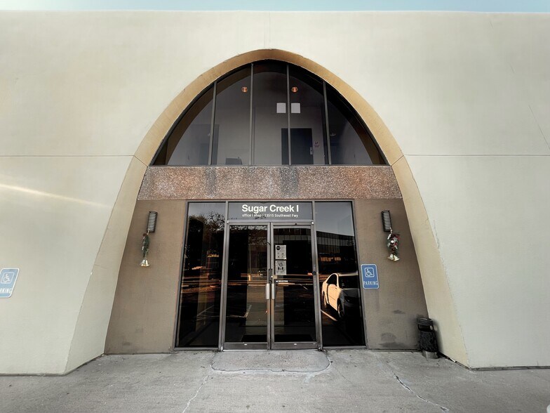 More Photos Of 13515 Southwest Fwy, Sugar Land Office For Lease