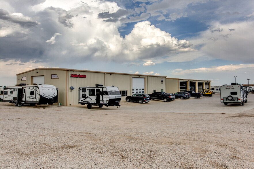 More Photos Of 4081 Camelot Cir, Longmont Showroom For Lease