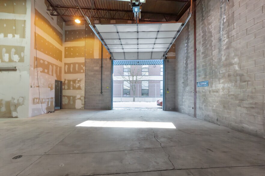 More Photos Of 403-409 Rue Saint-Roch, Montréal Warehouse For Lease