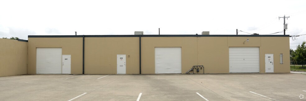 More Photos Of 2213-2221 W Broadway St, Fort Worth Flex For Lease