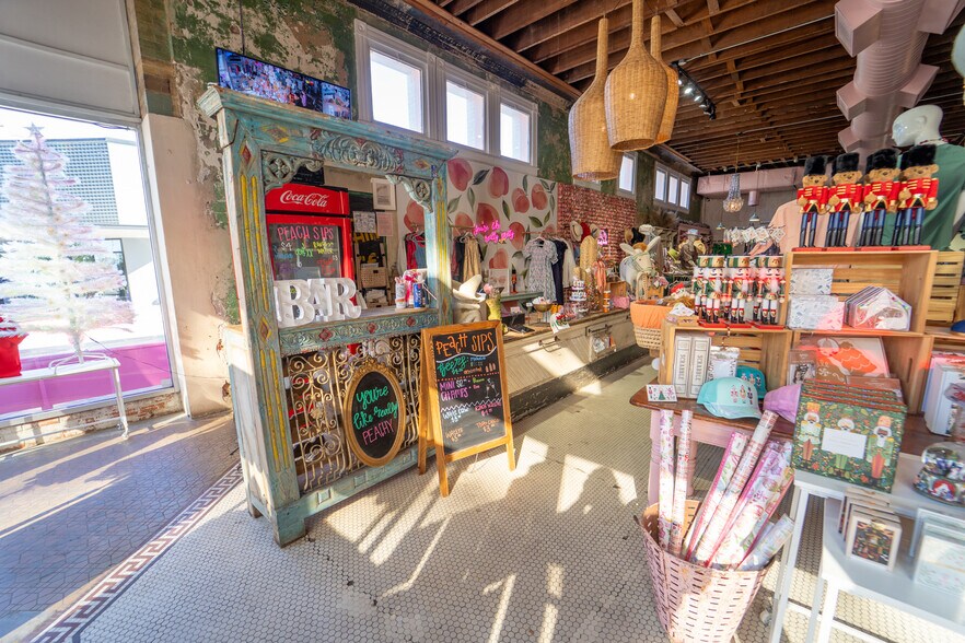More Photos Of 102 S Main St, Victoria Storefront For Sale