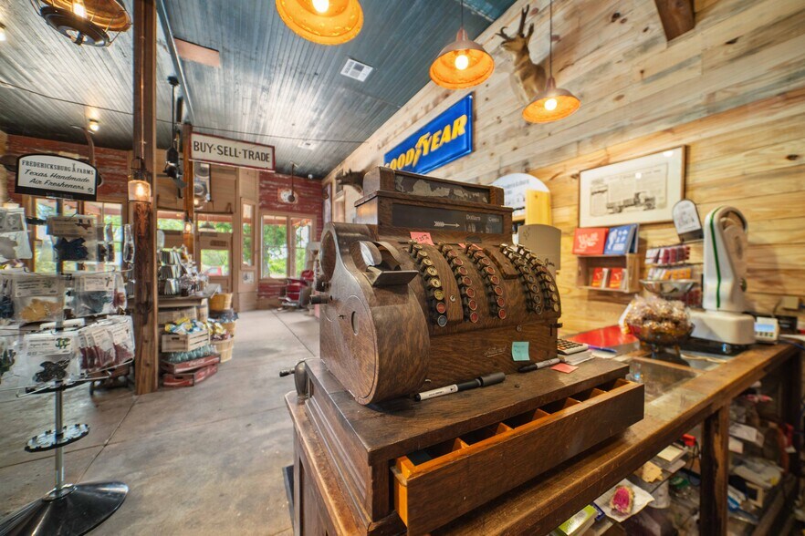 More Photos Of 622 Main st, Blanket Storefront Retail Office For Sale