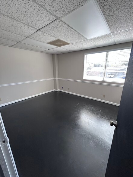 More Photos Of 6844 Satchelford Rd, Columbia Warehouse For Lease